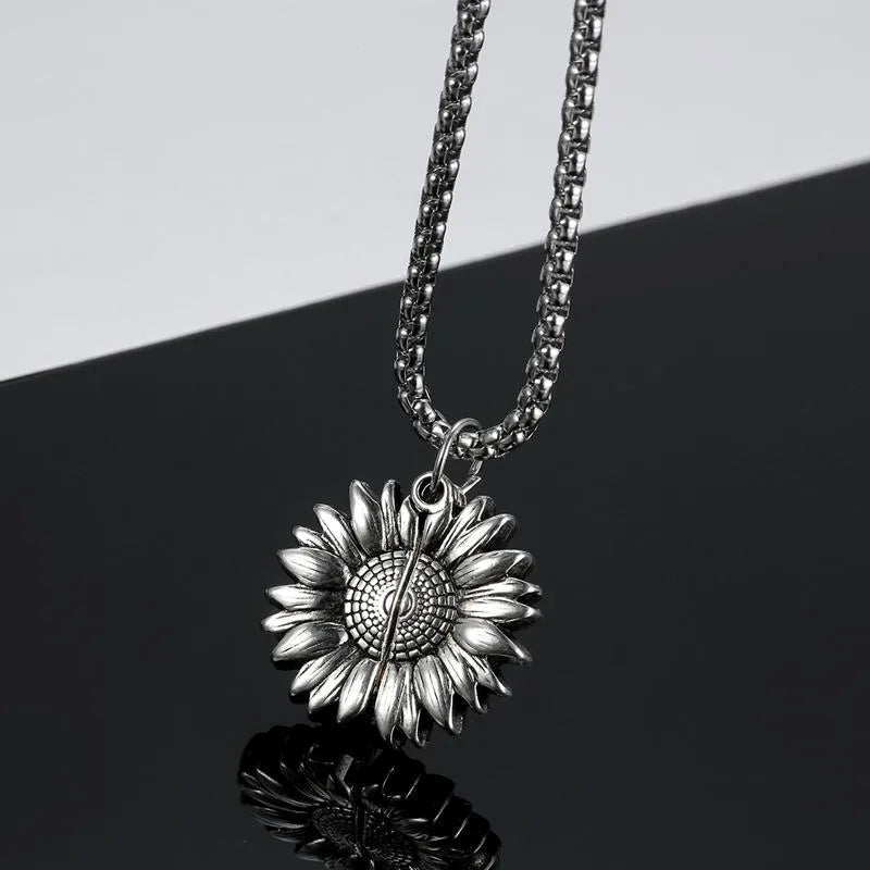 Halsband med silverpläterad solrosdesign som öppnas för att visa meddelandet "You are my sunshine", med en robust kedja och detaljerad blomma.