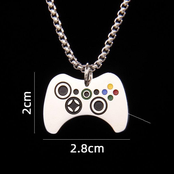 Halsband med hänge i form av en spelkontroll, tillverkat i rostfritt stål med emaljdetaljer. En perfekt accessoar för gamers och teknikentusiaster.
