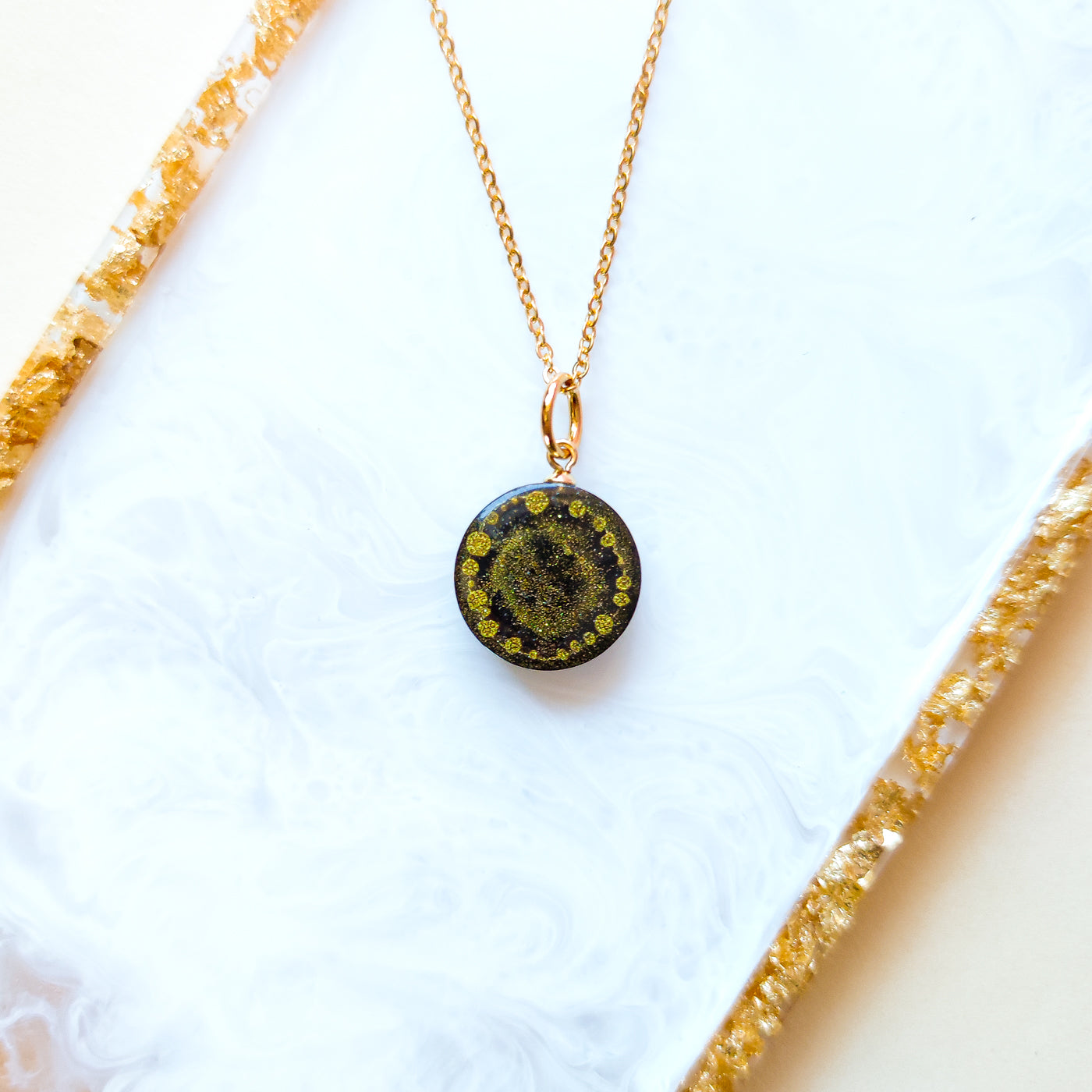 Svart hål med guldkant, halsband