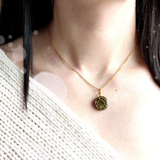 Svart hål med guldkant, halsband