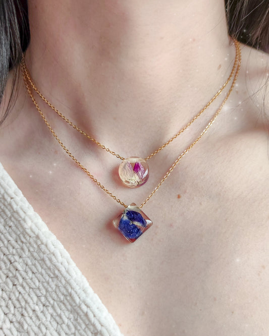 Halsband med blåa lupiner