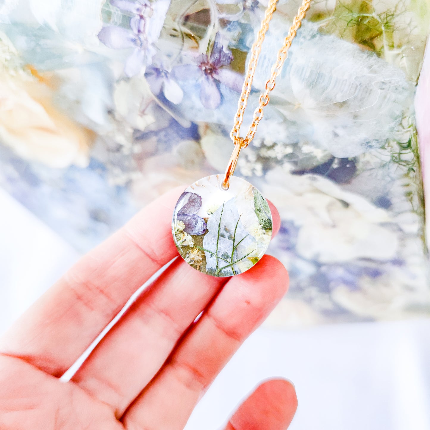 Runt hänge med hår/päls/tagel eller aska