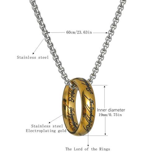 Halsband med en guldpläterad ring inspirerad av "Sagan om ringen", tillverkad i rostfritt stål med graverade mönster, hängande i en robust kedja.