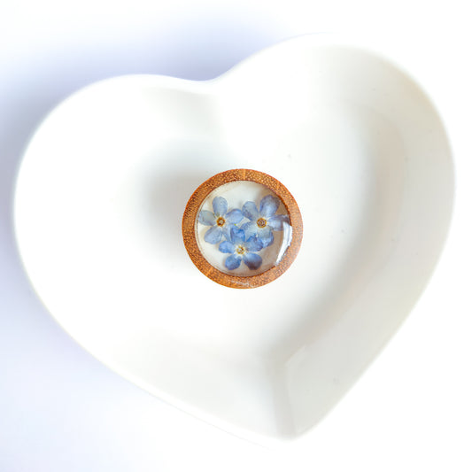 Trätunnel med förgätmigej och viol