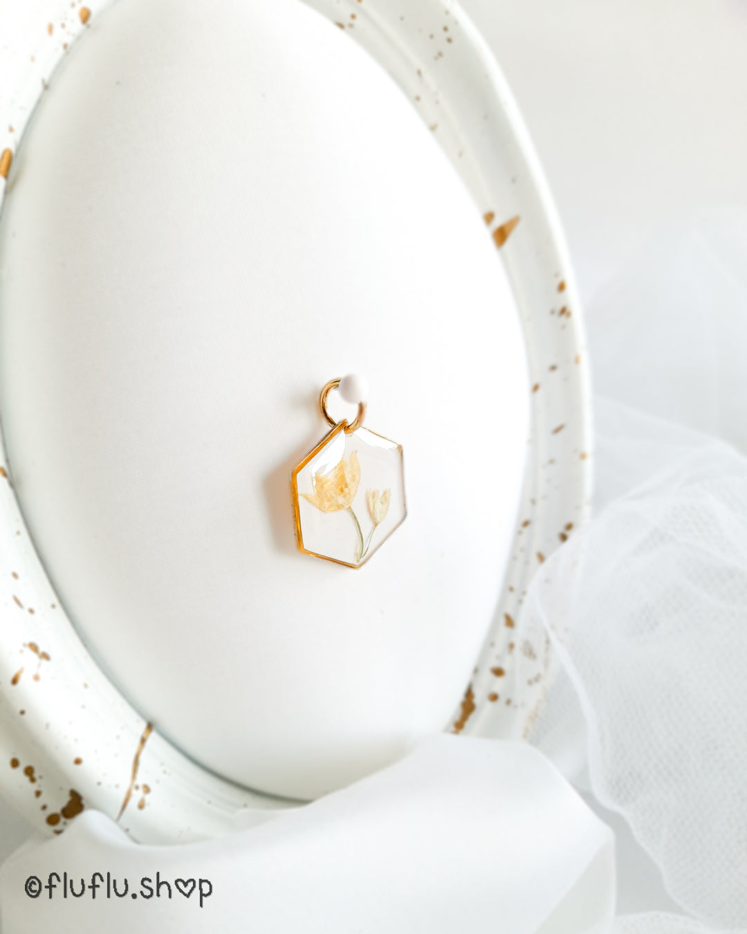 Liljekonvalj på beige bakgrund, hexagon - Fluflu Handgjorda Smycken & Design
