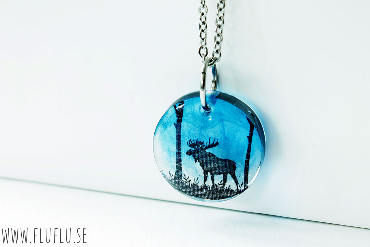 Älg i skogen, hänge - Fluflu Handgjorda Smycken & Design