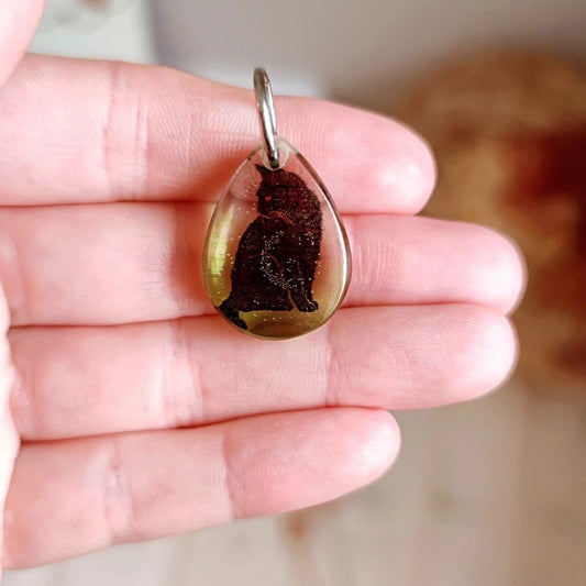 Katt på dimmig bakgrund i hänge - Fluflu Handgjorda Smycken & Design