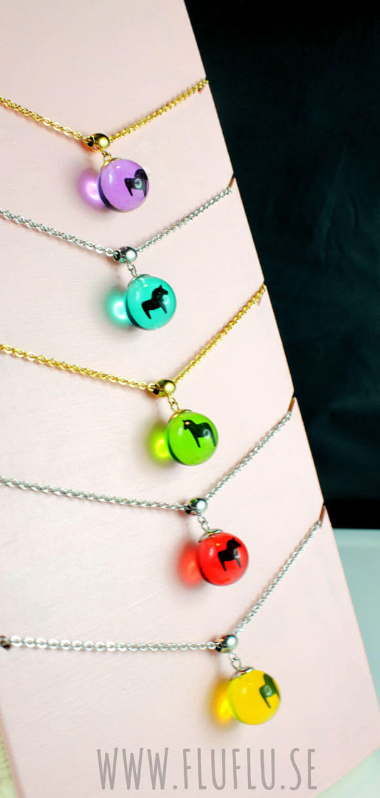 Dalahäst i pärla - Fluflu Handgjorda Smycken & Design