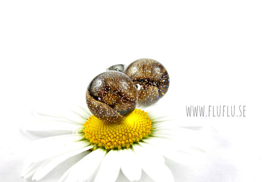 Kaffebönor i pärla, stiftörhängen - Fluflu Handgjorda Smycken & Design