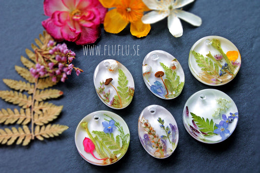 Herbarium, hänge med vit bakgrund - Fluflu Handgjorda Smycken & Design