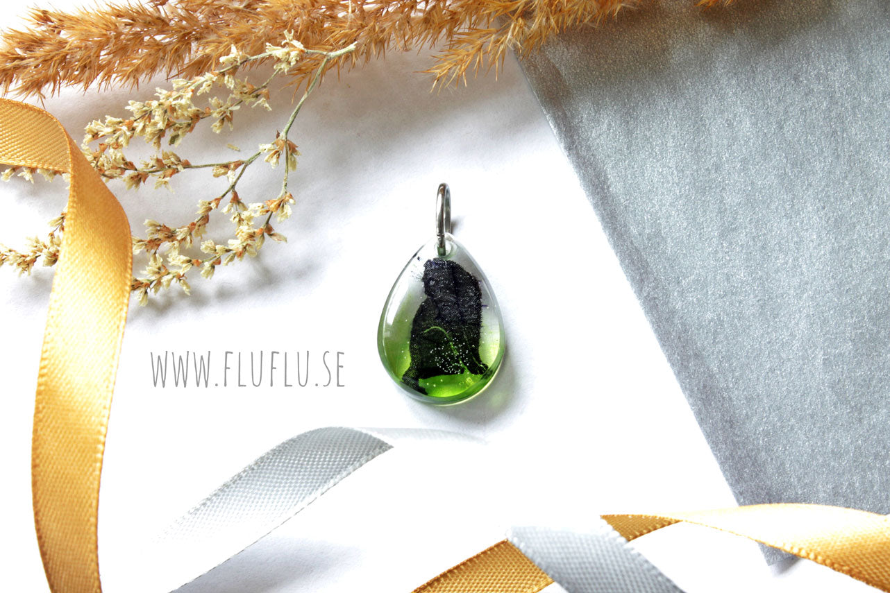 Katt på dimmig bakgrund i hänge - Fluflu Handgjorda Smycken & Design