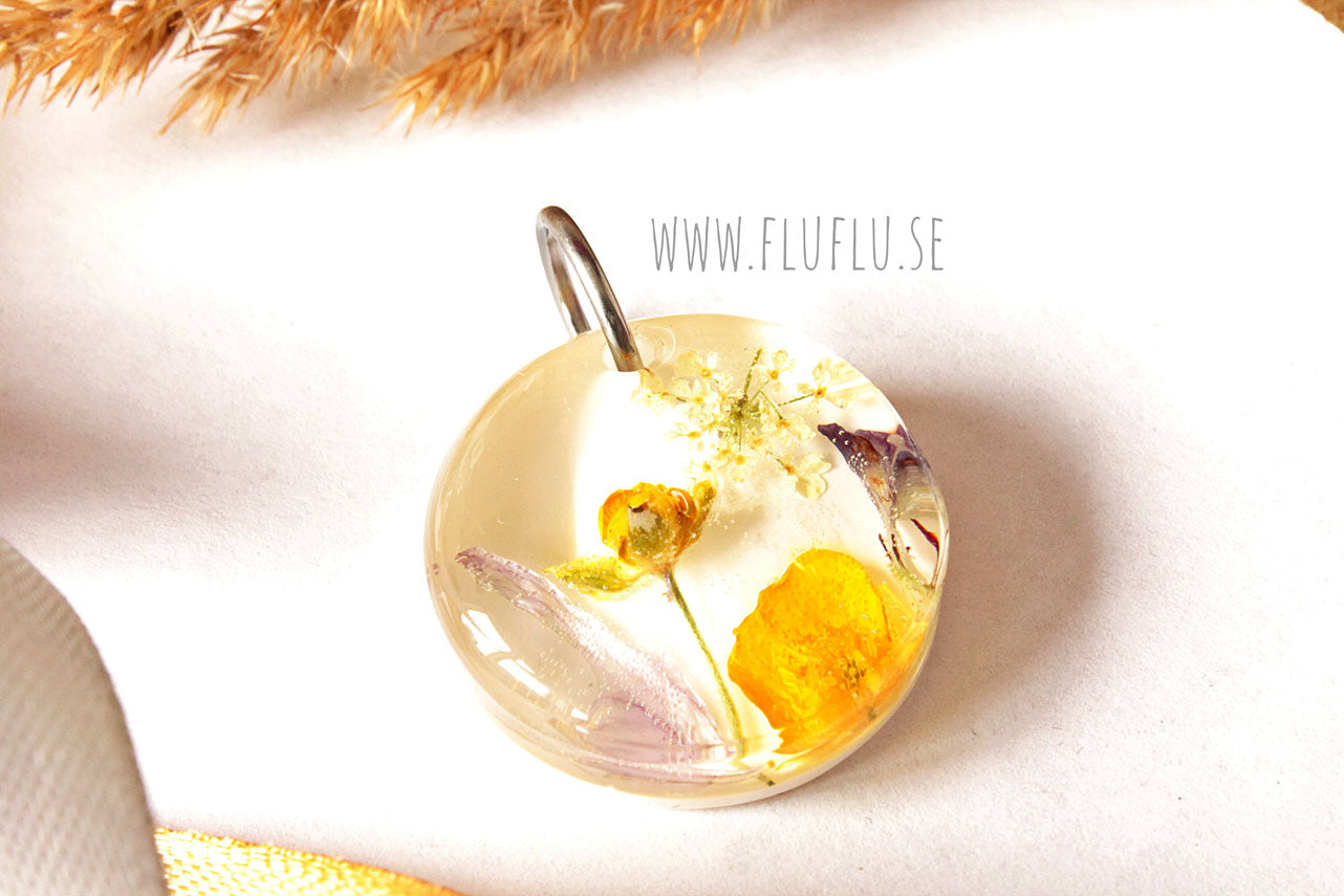 Herbarium, hänge med vit bakgrund - Fluflu Handgjorda Smycken & Design