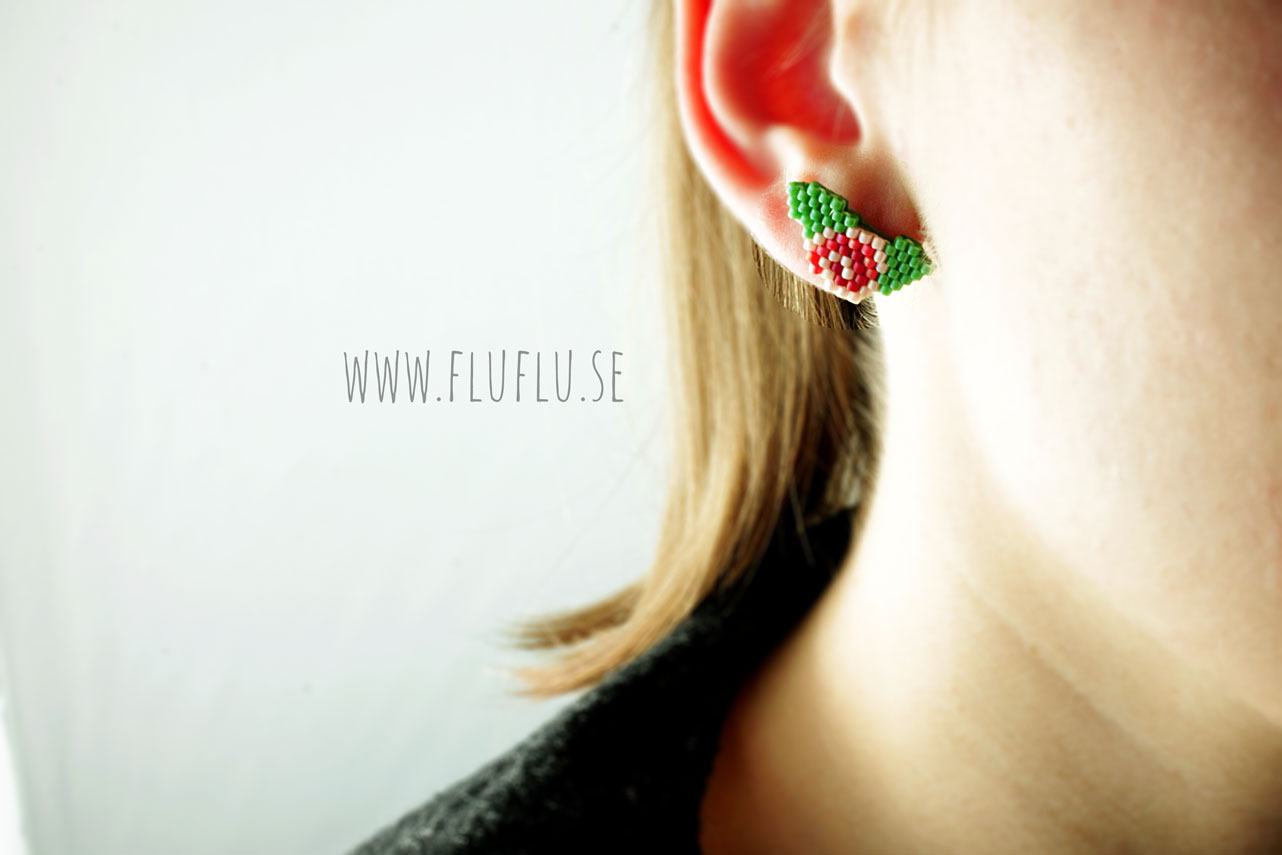 Rosor av pärlor, stiftörhängen - Fluflu Handgjorda Smycken & Design