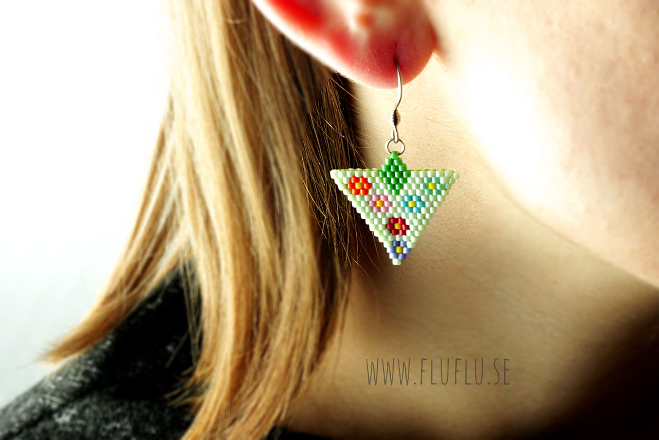 Pärlsydda örhängen med blommor - Fluflu Handgjorda Smycken & Design