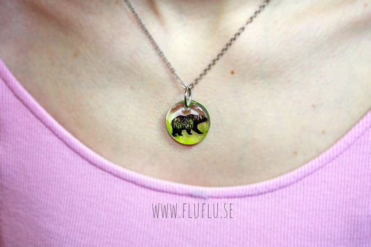Björn med skog, hänge - Fluflu Handgjorda Smycken & Design