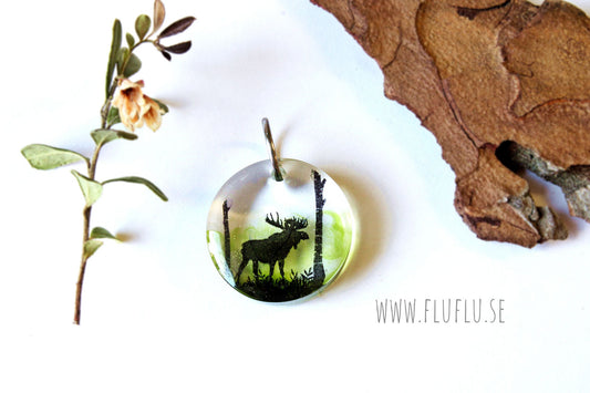 Älg i skogen, hänge - Fluflu Handgjorda Smycken & Design