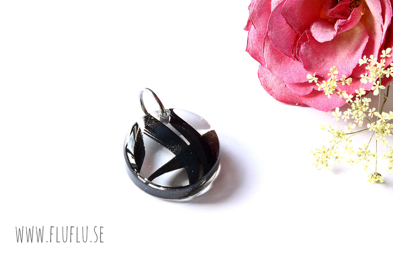 Skatfjäder i hänge - Fluflu Handgjorda Smycken & Design