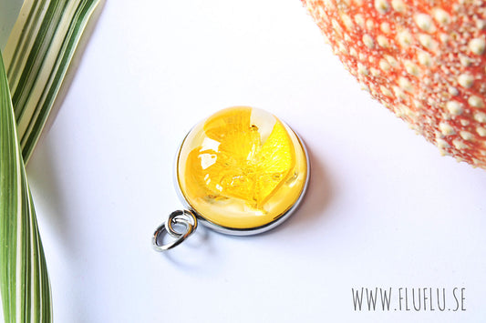 Smörblomma i cabochon, medium silver - Fluflu Handgjorda Smycken & Design