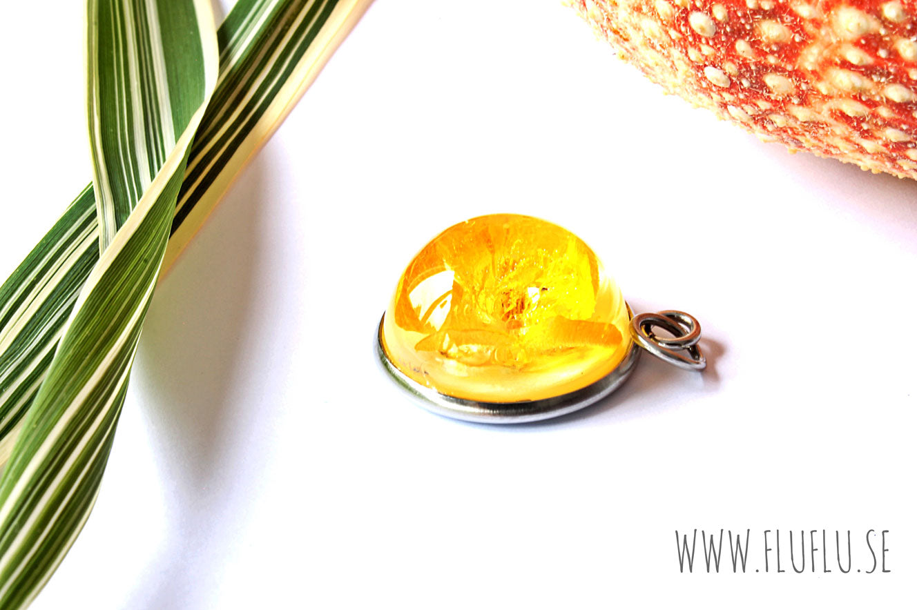 Smörblomma i cabochon, medium silver - Fluflu Handgjorda Smycken & Design