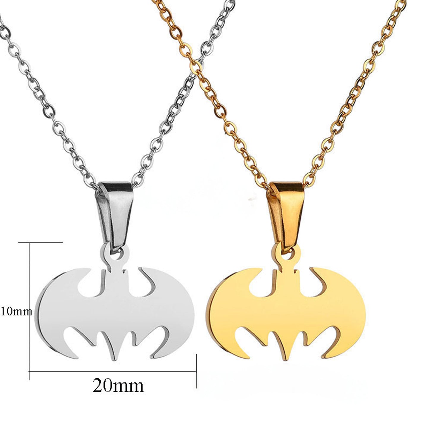 Ett Batman-inspirerat halsband i rostfritt stål med en guldfärgad och silverfärgad plätering, liggandes på en svart texturerad bakgrund.