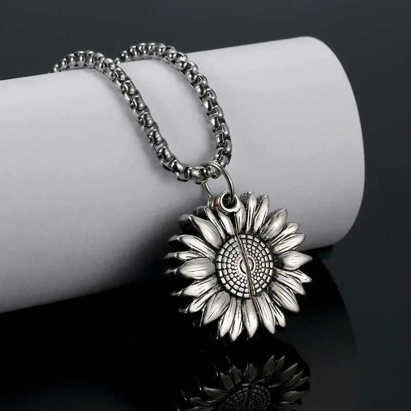 Halsband med silverpläterad solrosdesign som öppnas för att visa meddelandet "You are my sunshine", med en robust kedja och detaljerad blomma.