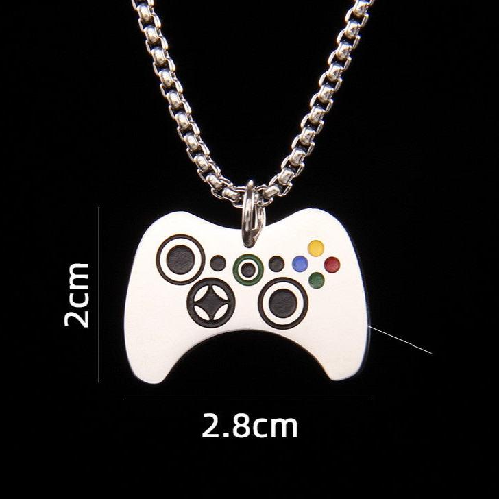 Halsband med hänge i form av en spelkontroll, tillverkat i rostfritt stål med emaljdetaljer. En perfekt accessoar för gamers och teknikentusiaster.






