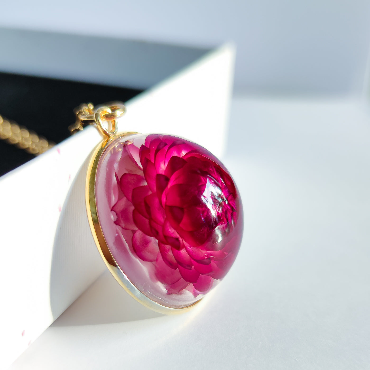 Halssmycke med ingjuten rosa eternell - Fluflu Handgjorda Smycken & Design