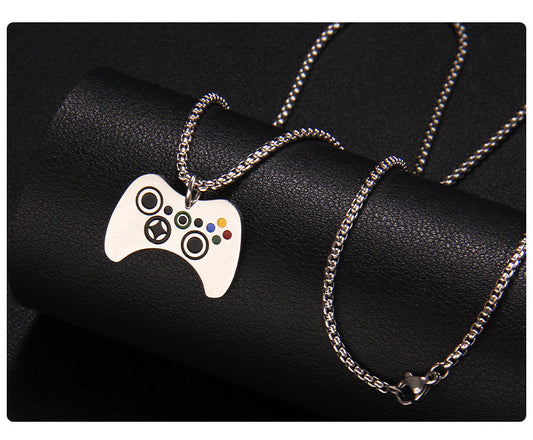 Halsband med hänge i form av en spelkontroll, tillverkat i rostfritt stål med emaljdetaljer. En perfekt accessoar för gamers och teknikentusiaster.