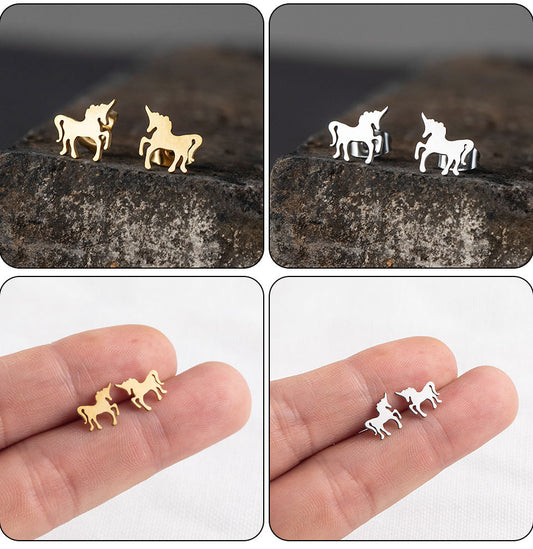 Små örhängen i form av enhörningar i både silver- och guldfärgat rostfritt stål, med en lekfull och elegant design, perfekta för både vardag och fest.