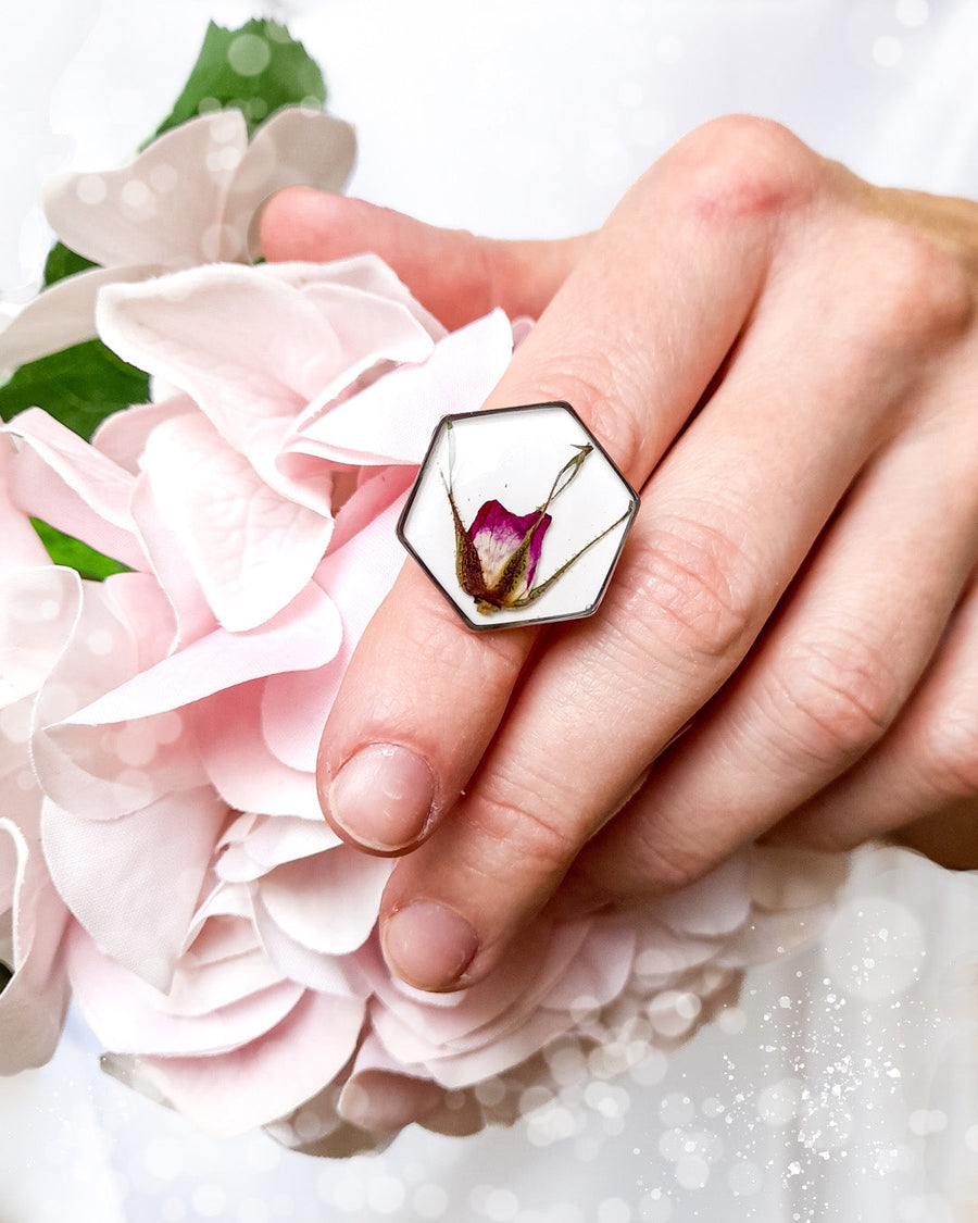 Ring med äkta rosenknopp