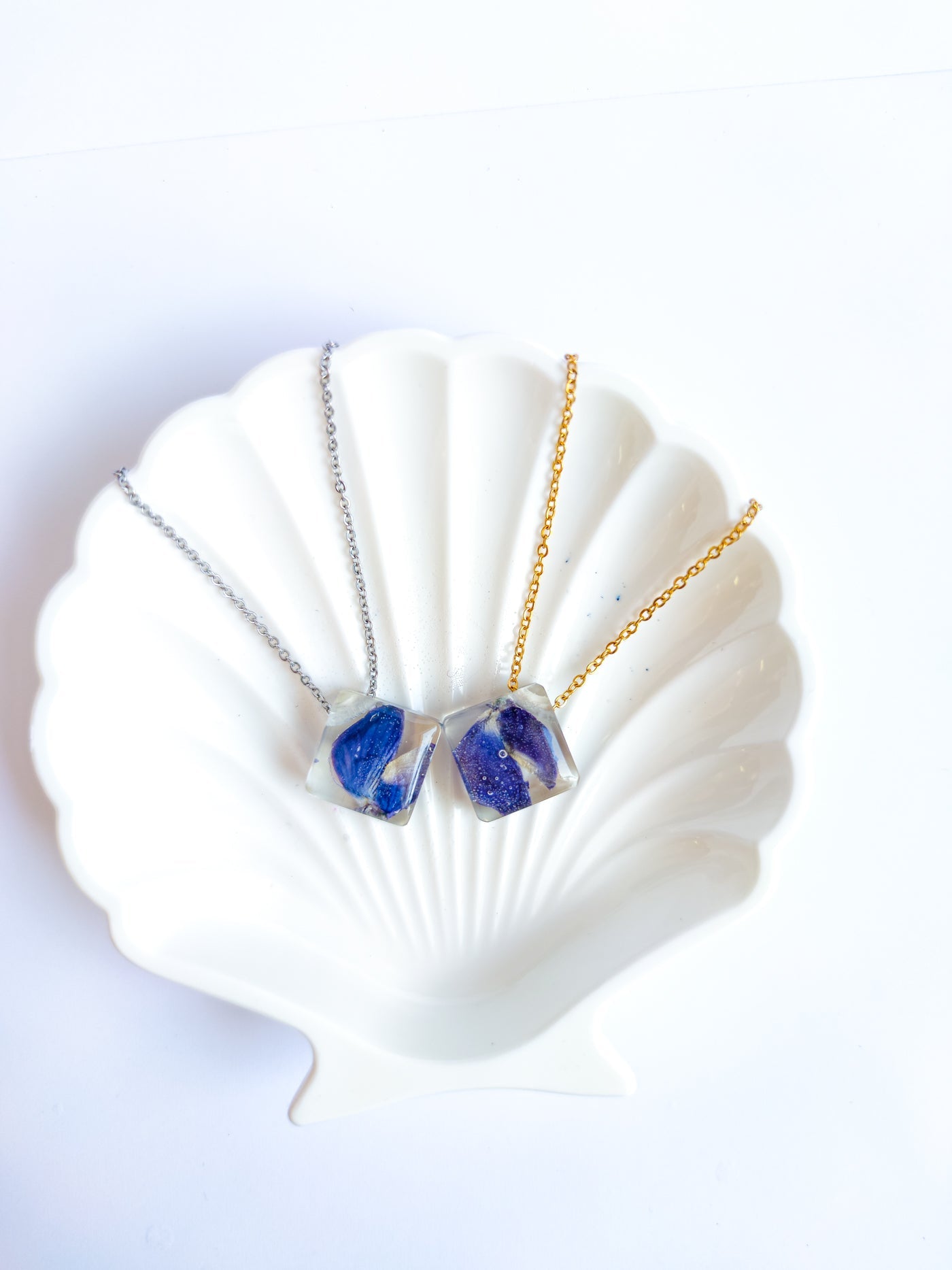 Halsband med blåa lupiner - Fluflu Handgjorda Smycken & Design