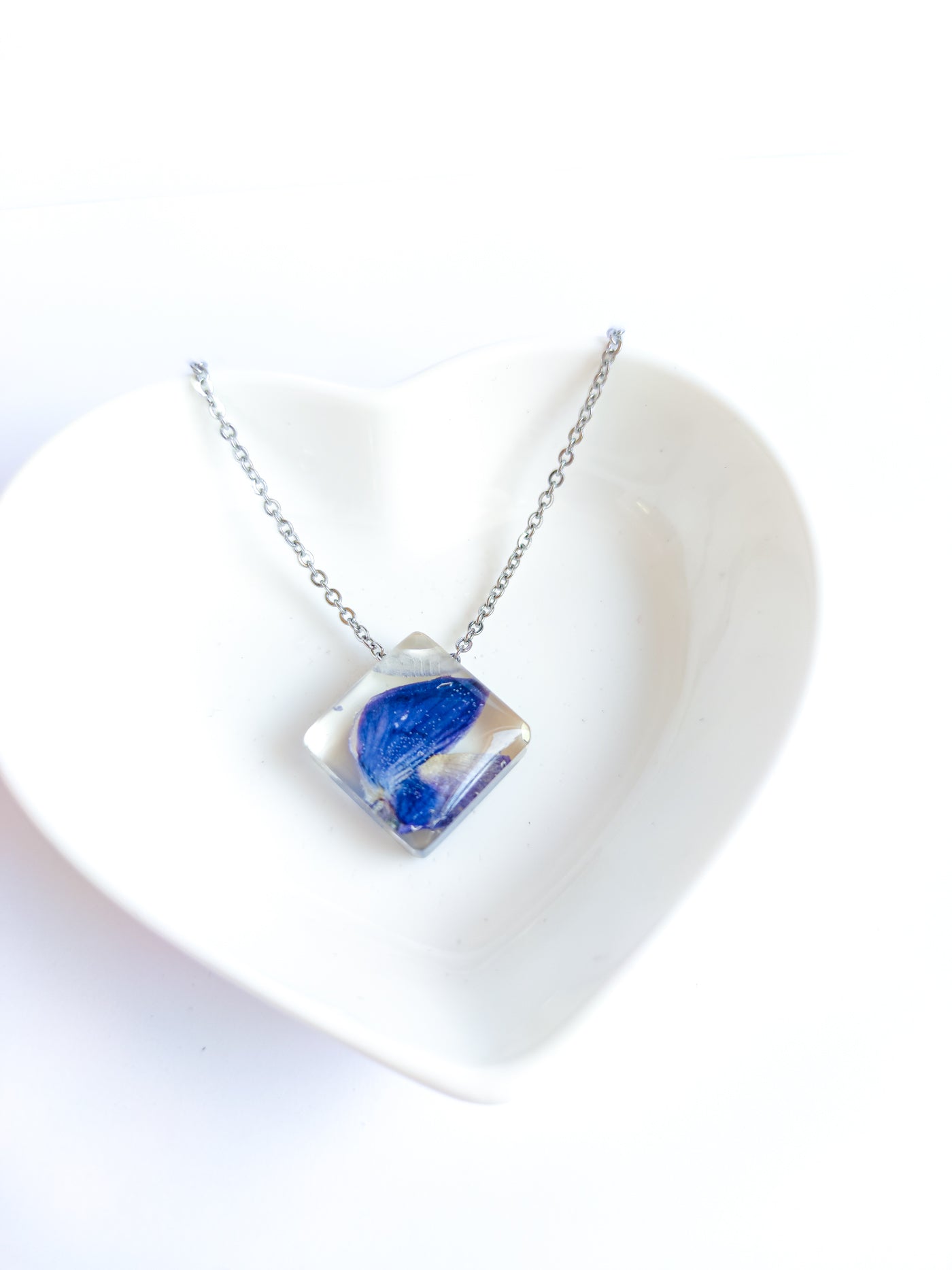 Halsband med blåa lupiner - Fluflu Handgjorda Smycken & Design