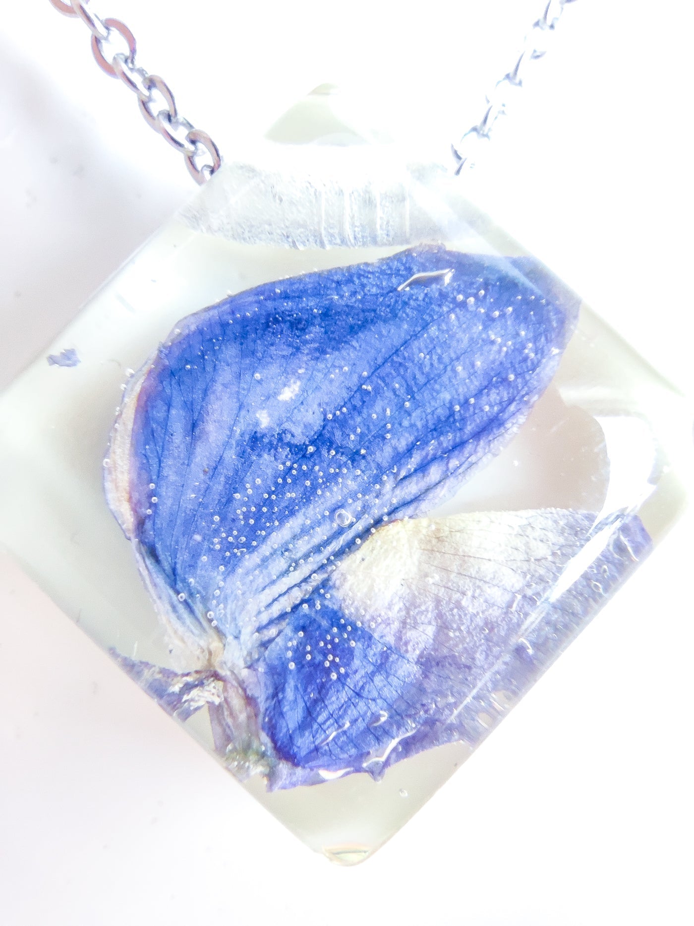 Halsband med blåa lupiner - Fluflu Handgjorda Smycken & Design