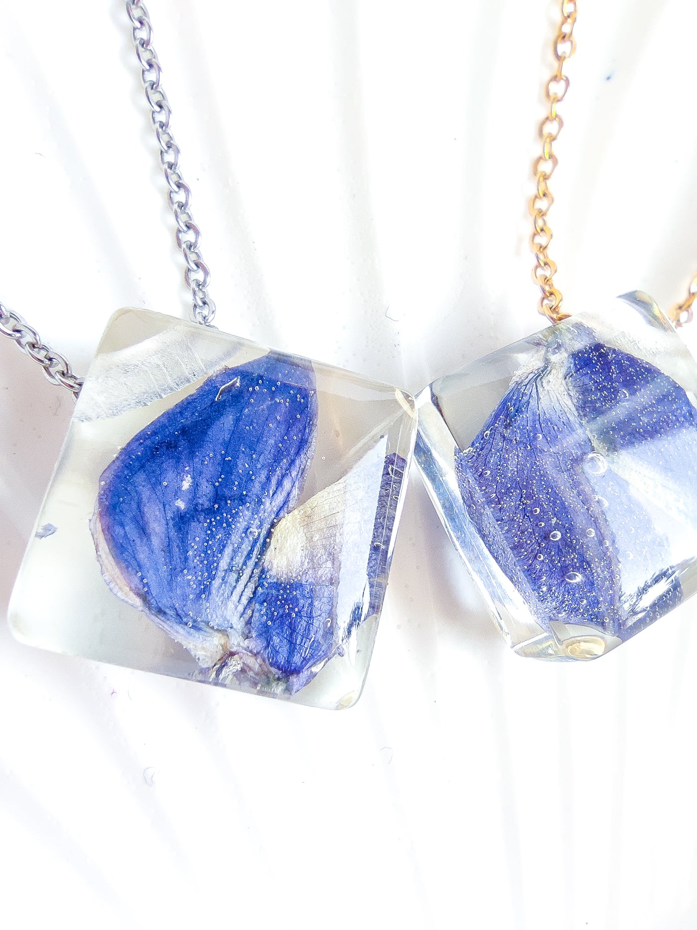 Halsband med blåa lupiner - Fluflu Handgjorda Smycken & Design