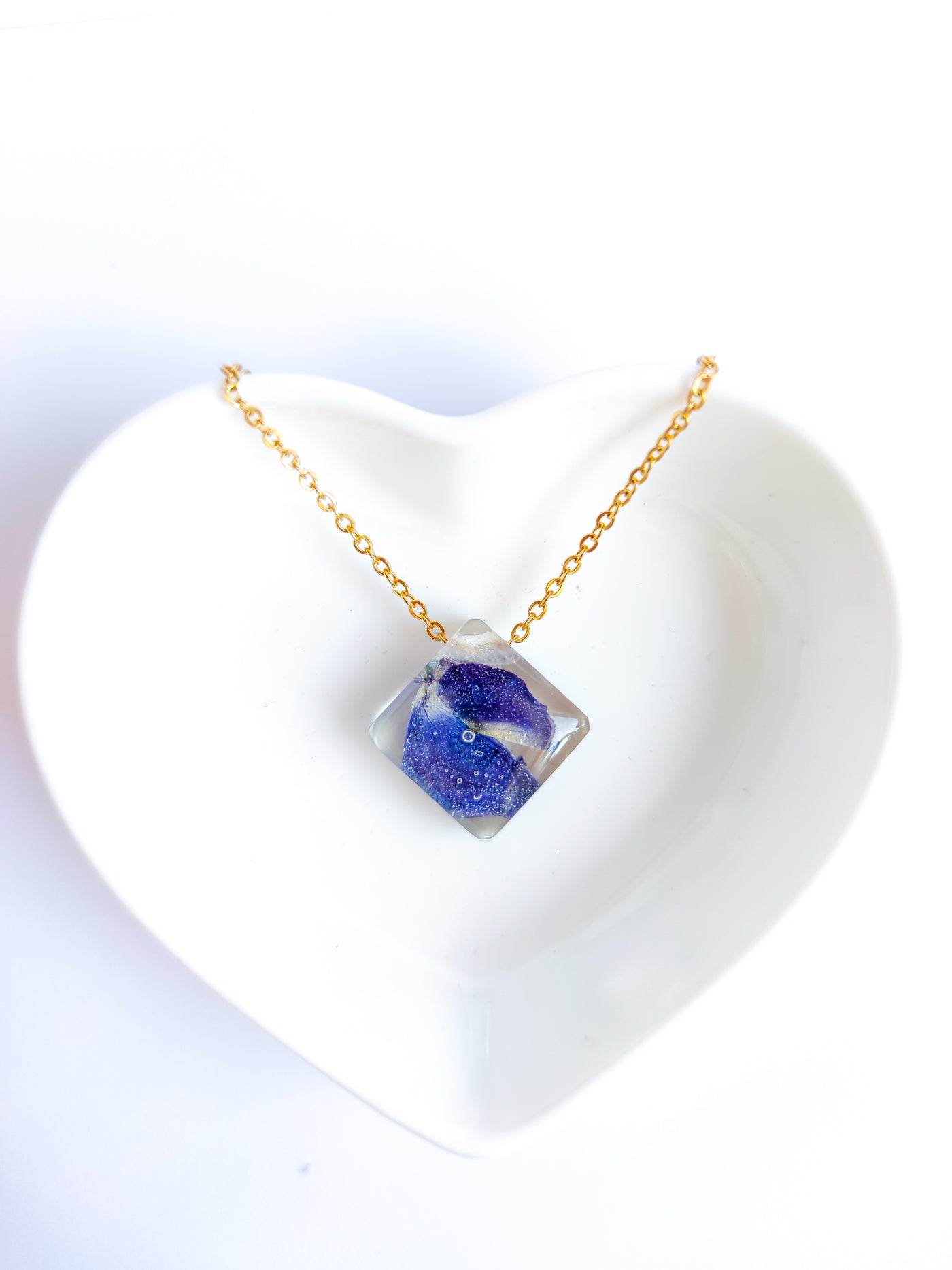 Halsband med blåa lupiner - Fluflu Handgjorda Smycken & Design