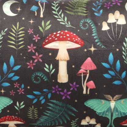 Dark Forest-kudde med svampar, nattfjäril, ormbunkar och måne – detaljbild 3