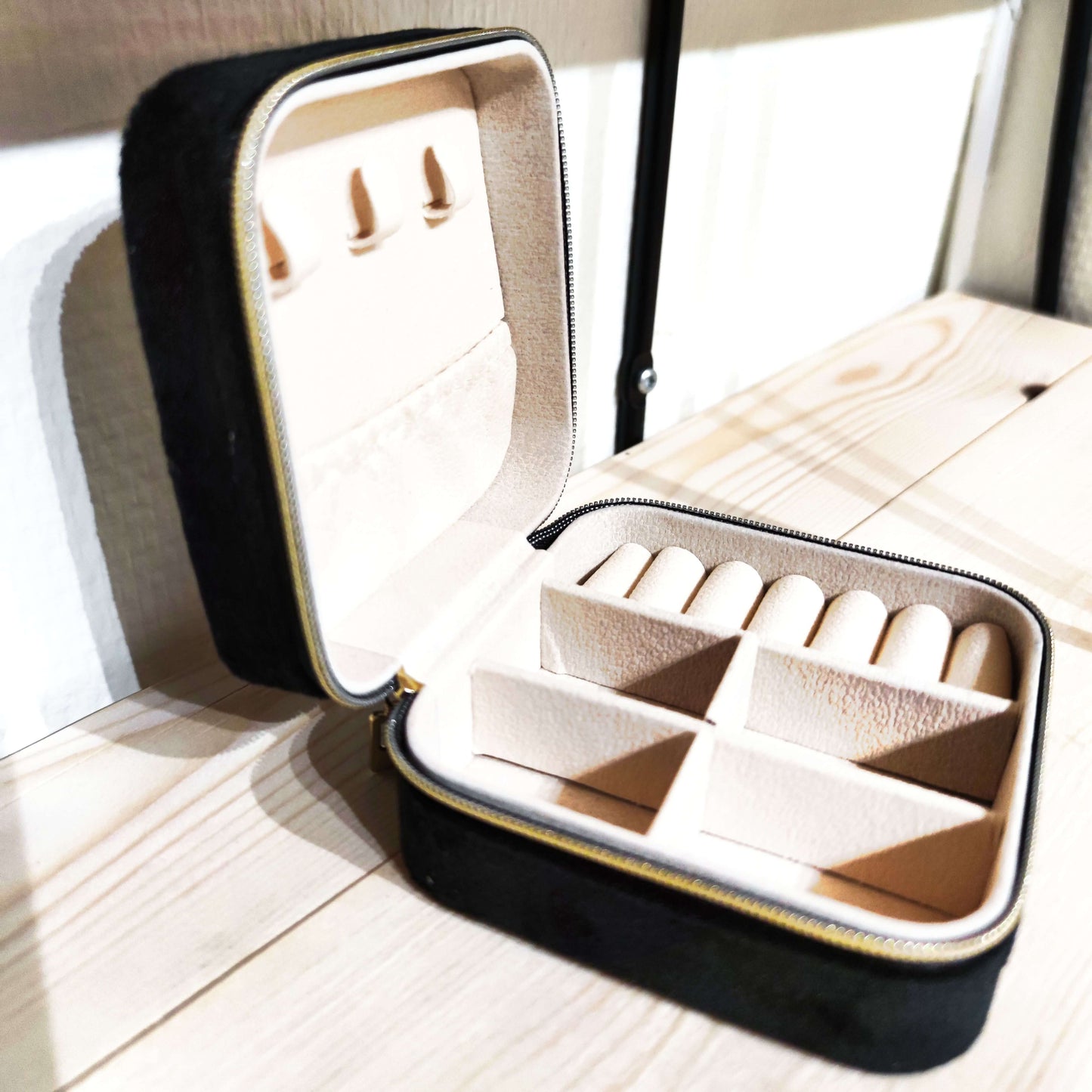 Liten smyckeskrin, svart