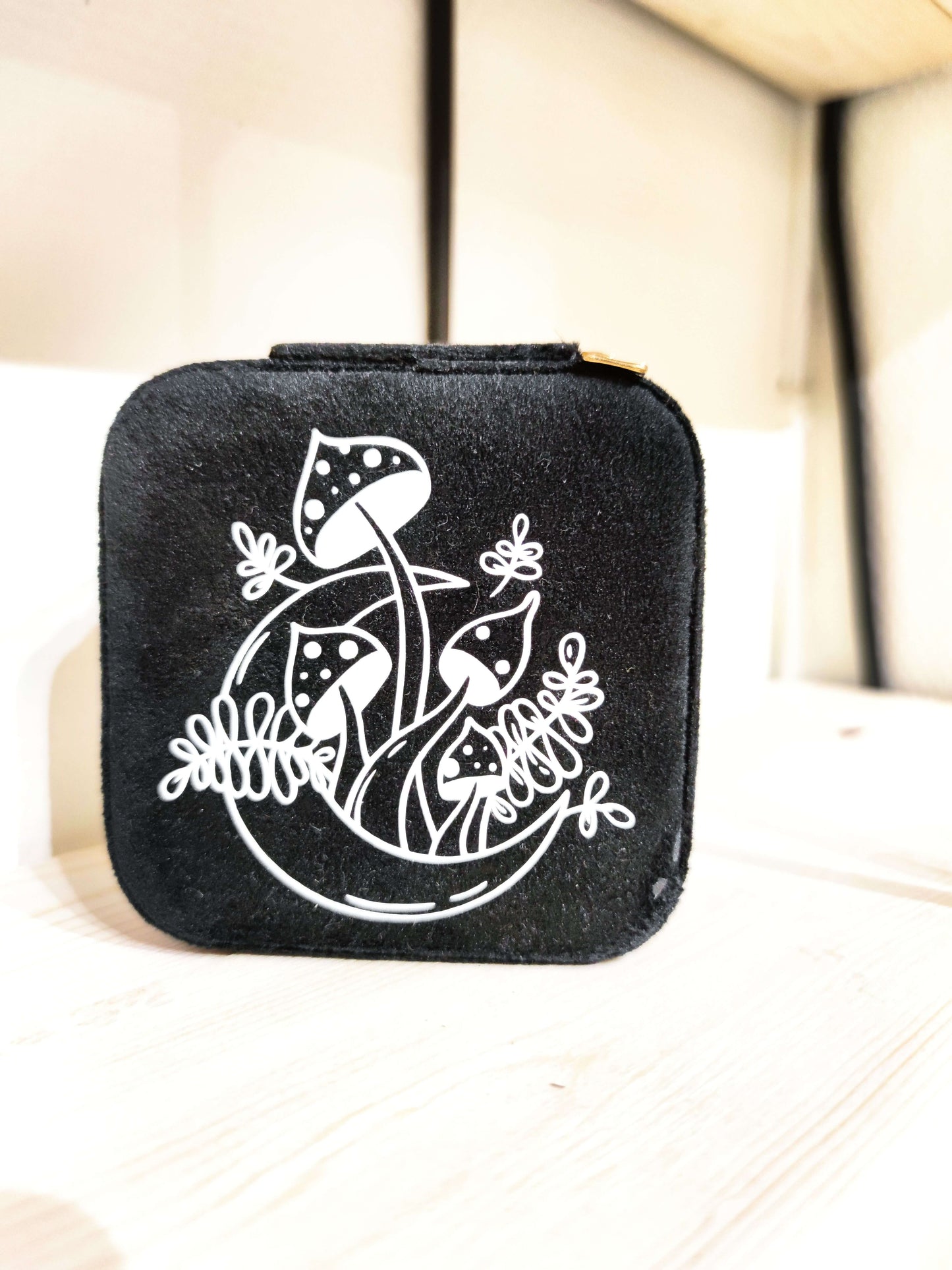 Liten smyckeskrin, svart