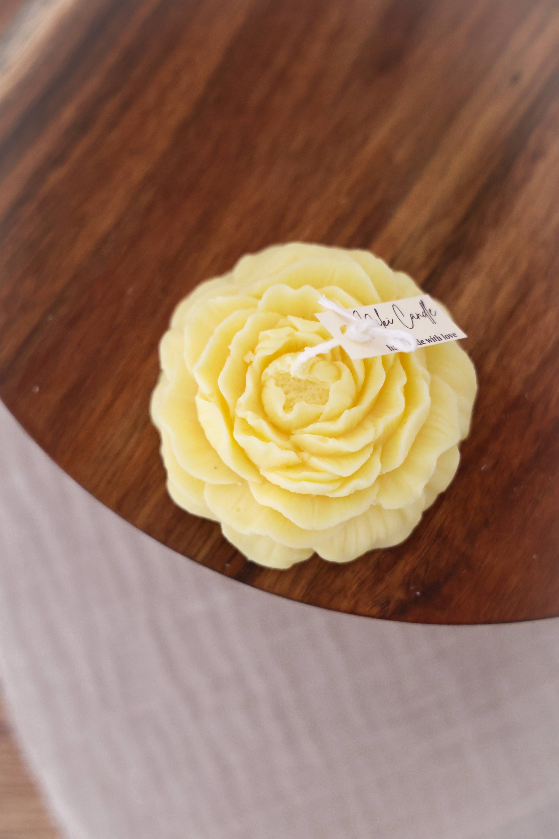 Pion - ljus i rapsvax - Fluflu Handgjorda Smycken & Design