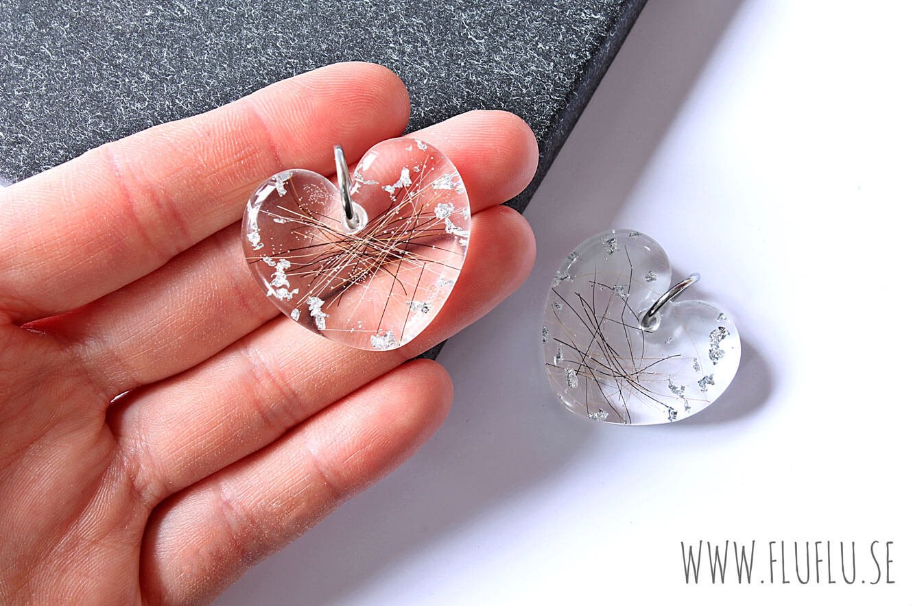 Runt hänge med hår/päls/tagel eller aska - Fluflu Handgjorda Smycken & Design