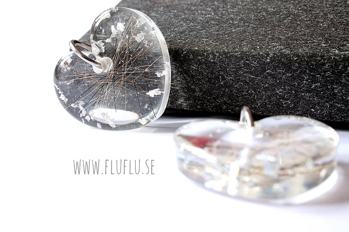 Runt hänge med hår/päls/tagel eller aska - Fluflu Handgjorda Smycken & Design