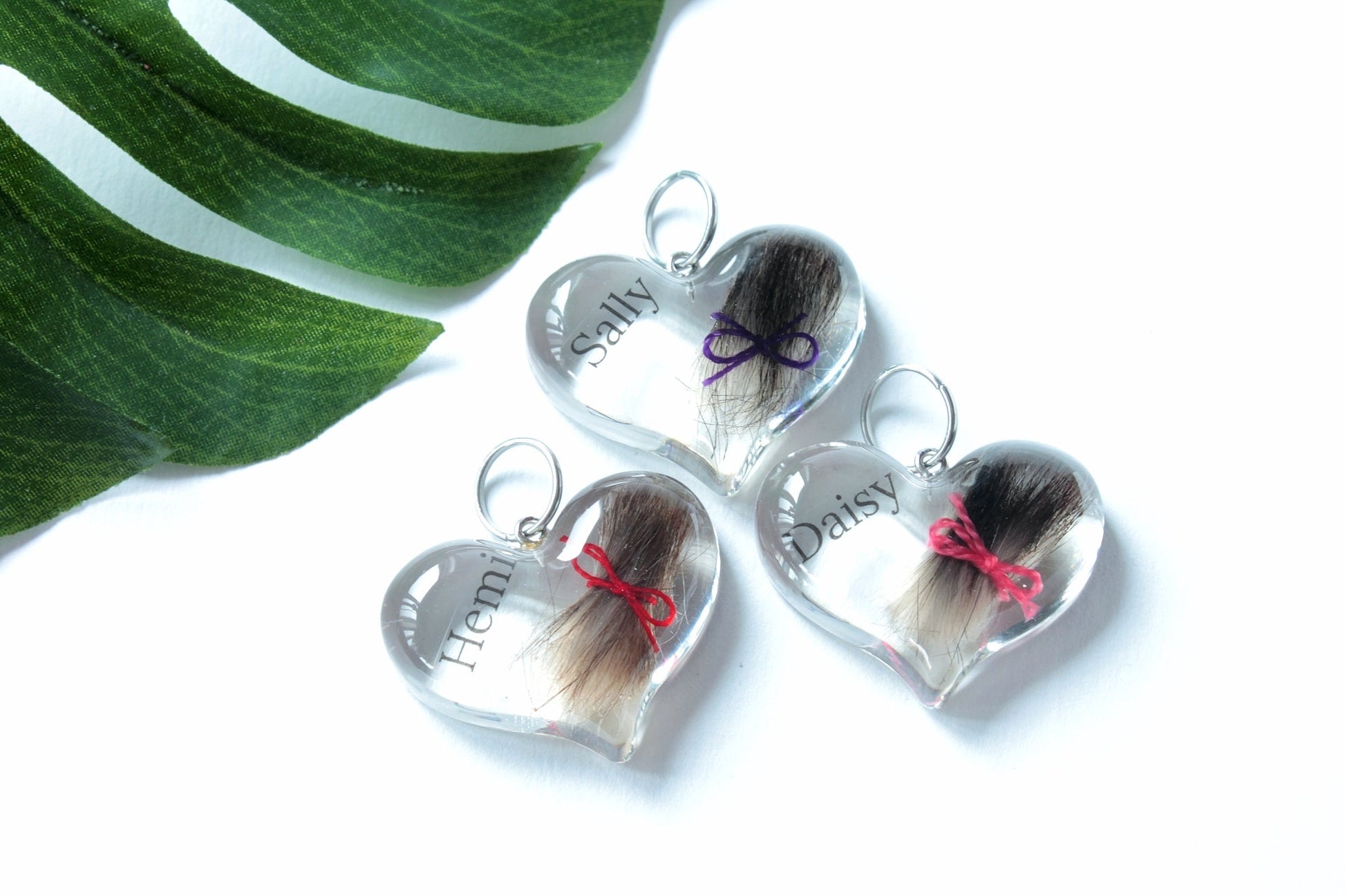 Runt hänge med hår/päls/tagel eller aska - Fluflu Handgjorda Smycken & Design