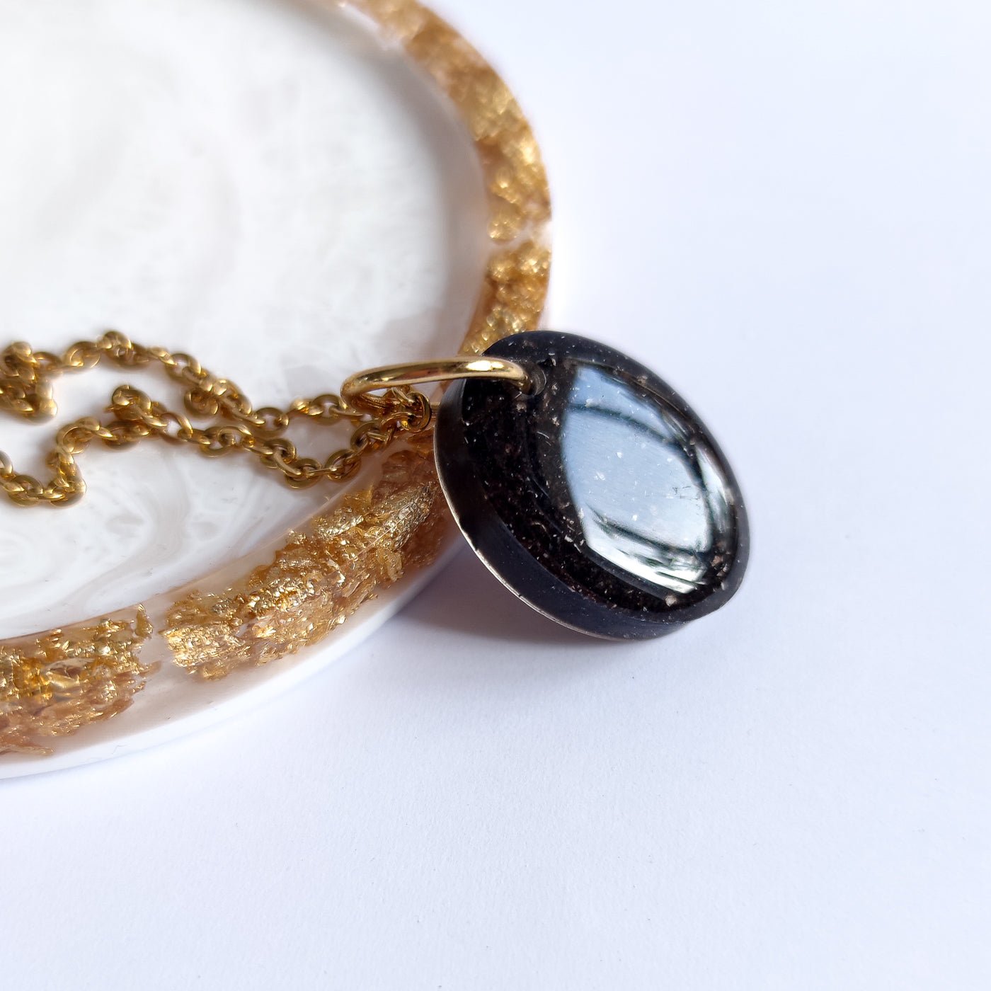 Runt hänge med hår/päls/tagel eller aska - Fluflu Handgjorda Smycken & Design