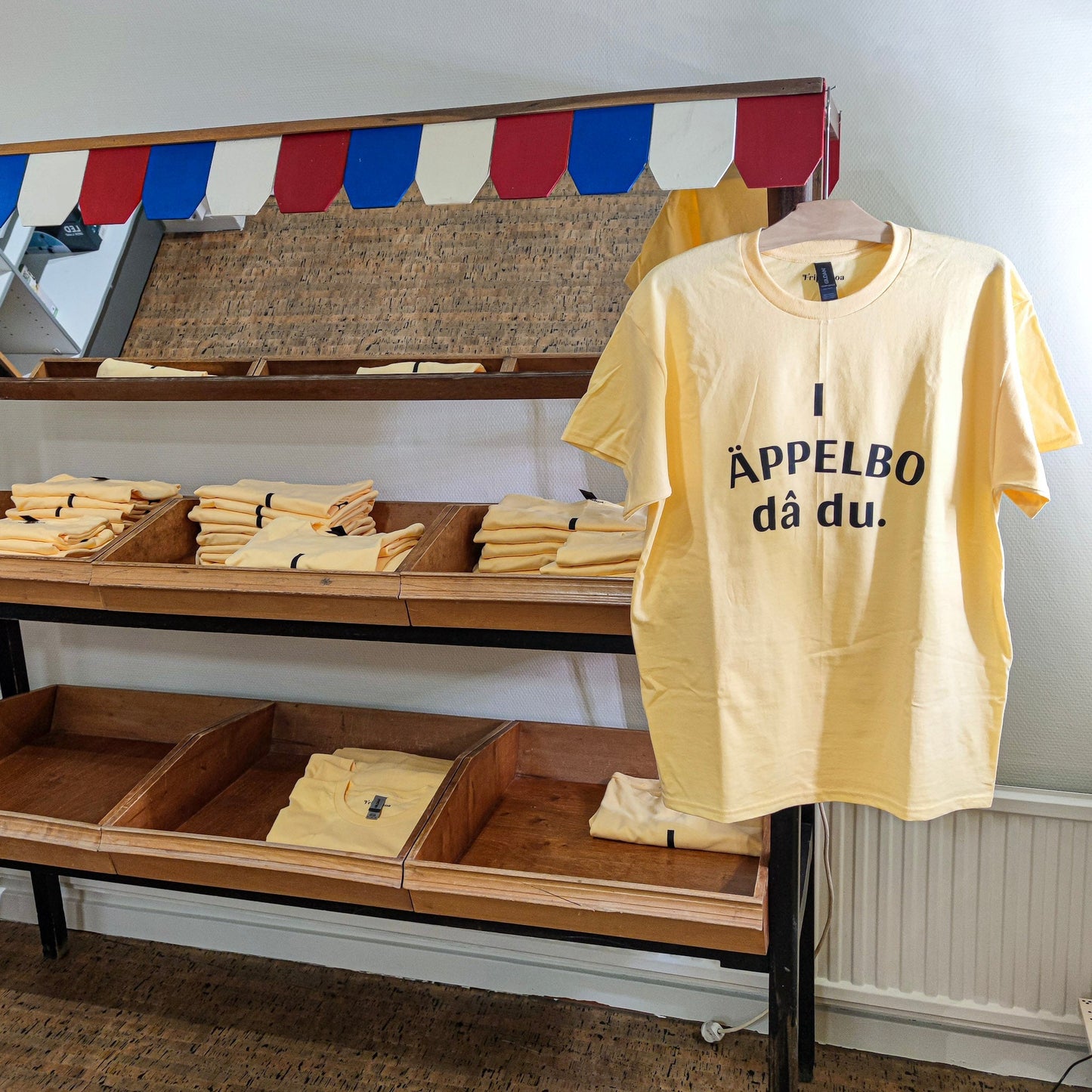 T-shirt "I Äppelbo dâ du" - Fluflu Handgjorda Smycken & Design