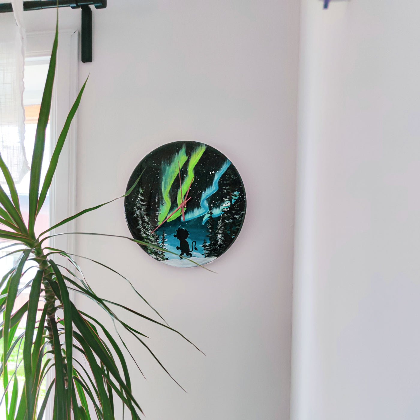 Väggklocka "Troll under norrsken" - Fluflu Handgjorda Smycken & Design