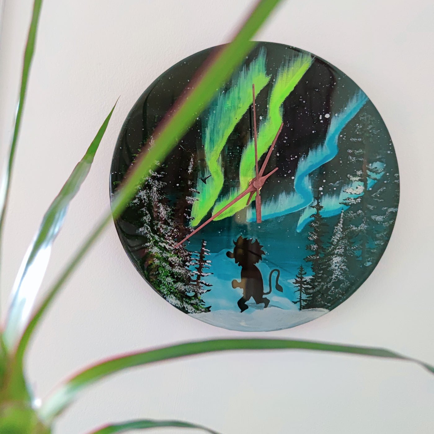 Väggklocka "Troll under norrsken" - Fluflu Handgjorda Smycken & Design