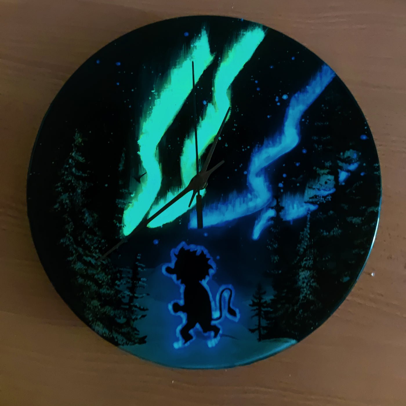 Väggklocka "Troll under norrsken" - Fluflu Handgjorda Smycken & Design