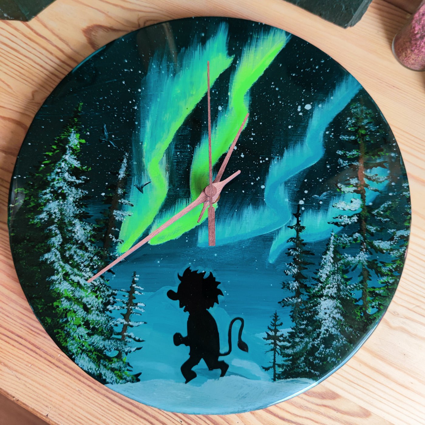 Väggklocka "Troll under norrsken" - Fluflu Handgjorda Smycken & Design
