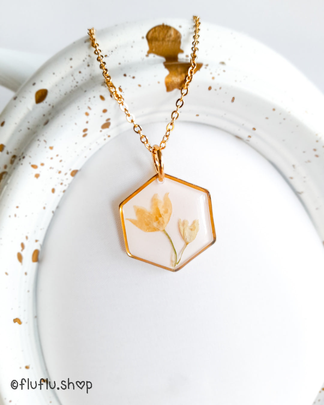 Liljekonvalj på beige bakgrund, hexagon - Fluflu Handgjorda Smycken & Design