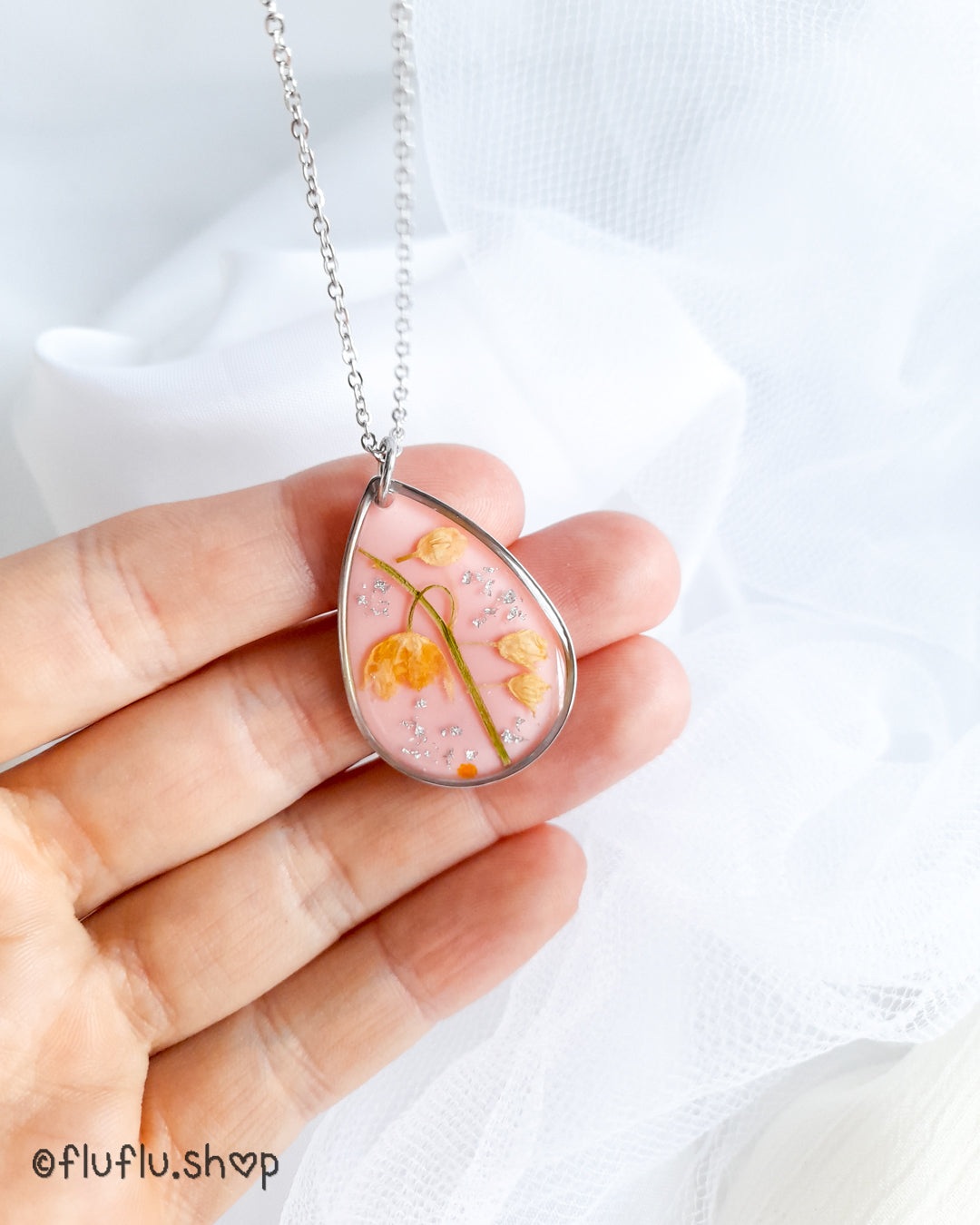 Liljekonvalj på rosa bakgrund, droppe - Fluflu Handgjorda Smycken & Design